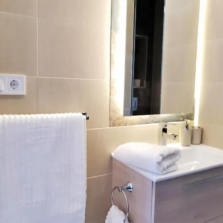 Fantastic B In Front Of The Sea & Marina Apartment